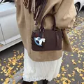 Borsa bowling in pelle marrone scuro con ciondolo a cavallo e tracolla regolabile - Stile con Ciondolo a Cavallo / Marrone