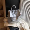 Mochila chic en plata metalizada con cierre de broche giratorio para un estilo urbano - Plateado