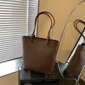 Sac cabas tressé marron foncé avec bretelles nouées et grande capacité intérieure - Marron