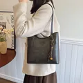 Grand sac cabas gris foncé avec fine bandoulière et pendentif cloche pour femme - Avec Pendentif / Noir
