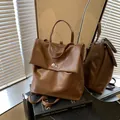 Mochila de cuero mate marrón oscuro con cierre giratorio plateado y diseño cuadrado amplio - Marrón