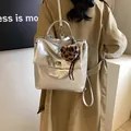 Metallisch silberner Rucksack mit Leoparden-Herzanhänger und silbernem Drehverschluss - Silber Mit Anhänger