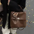Brauner Rucksack aus Kunstleder mit silbernem Drehverschluss und Leopardenherz-Anhänger - Braun mit Anhänger