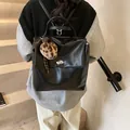 Schwarzer Damenrucksack aus Kunstleder mit Silberdrehverschluss und Leoparden-Pompon - Schwarz Mit Kaninchenanhänger