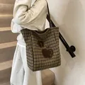 Klassieke shopper met pied-de-poule patroon en bruine appelborduring gedragen door model - Groot / Groen
