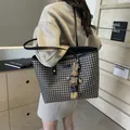 Klassische Shopper-Tasche mit Hahnentritt-Muster, Lederriemen und Hasen-Anhänger - 40x13x26cm / Schwarz ohne Anhänger
