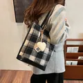 Sac cabas en tweed à carreaux avec fond en cuir et breloque coeur blanc et noir - Carreaux Noirs Avec Peluche