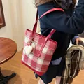 Sac cabas vintage en laine à carreaux rouges avec breloque cœur et finitions en cuir PU - Carreaux Rouges Avec Pendentif