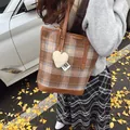 Sac fourre-tout vintage à carreaux marron avec breloque cœur et garniture en similicuir - Carreaux Kaki Avec Pendentif