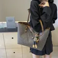 Shopper mit Hahnentrittmuster, braunem Lederbesatz und süßem Kaninchen-Anhänger - 40x13x26cm / Schwarz Mit Anhänger