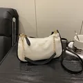 Bolso de hombro blanco con cadena y ribete negro con elegantes letras doradas chic - Estilo Sin Colgante / Blanco