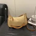 Bolso bandolera de cuero beige y marrón con cadena metálica y ribete de contraste - Estilo Sin Colgante / Caqui