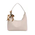 Schicke beige Hobo-Tasche in Halbmondform mit Kieselstruktur und dekorativem Seidenschal - Gebrochenes Weiß