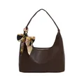 Dunkelbraune Crescent-Tasche mit Litschistruktur und dekorativem bedrucktem Seidenschal - Kaffeebraun