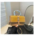 Détails de la texture tissée et de la poignée en métal liquide sur le petit sac carré - Marron