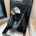 Bolso de hombro retro en charol negro arrugado con un creativo colgante de béisbol - Negro Con Colgante