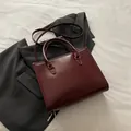 Minimalist square dark red handbag in glossy PU leather with handles and shoulder strap - Without Pendant / Red