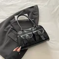 Bolso Boston negro brillante con hebillas plateadas y correas dobles en set de moda - Negro sin Colgante
