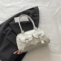 Elegante bolso Boston blanco en piel sintética con bolsillos dobles y correas largas - Blanco Sin Colgante