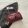 Bolso Boston burdeos brillante con bolsillos delanteros y hebilla plateada variante - Rojo