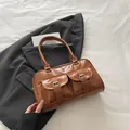 Bolso Boston vintage de ecocuero marrón con dos bolsillos frontales con hebillas - Marrón Sin Colgante