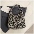 Nahaufnahme der flauschigen Schultertasche mit Leopardenmuster und weicher Textur - Leopardenmuster Schwarz