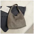 Nahaufnahme einer grauen Hobo-Tasche aus Wollstoff mit minimalistischem Schultergurt - Grau