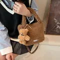 Bolso tipo cubo de forro polar marrón con colgante de oso y correa ajustable - Sin Colgante / Marrón
