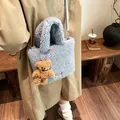 Bolso saco de felpa azul claro con colgante de osito y correa ajustable - Sin Colgante / Azul
