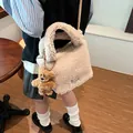 Bolso tipo cubo de borreguito beige con un lindo colgante de oso pardo y etiqueta - Sin Colgante / Caqui