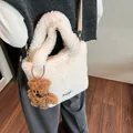 Bolso saco de felpa beige con bonito colgante de oso y correa ajustable de hombro - Sin Colgante / Beige