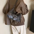 Sac sous le bras vintage en cuir craquelé marron foncé avec boucles argentées - 28*8*22 / Noir