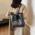 Mochila tote negra retro de gran capacidad en cuero sintético mate con cremalleras doradas - Negro