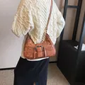 Sac hobo vintage marron en similicuir avec boucle en métal et détail zippé - 28*8*22 / Marron