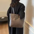 Bolso tote retro marrón oscuro en cuero sintético mate con hebillas y detalles de cremallera - café