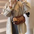 Borsa a tracolla vintage leopardata in finta pelle scamosciata con ciondolo in peluche - Marrone Leopardato Con Ciondolo