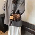 Borsa a tracolla scamosciata leopardata con ciondolo a leone e cinturino nero - Leopardo Nero Con Pendente