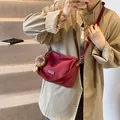 Borsa a tracolla vintage in pelle scamosciata bordeaux da donna con ciondolo leone - Rosso con Pendente