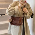 Sac bandoulière en suédine marron avec pendentif peluche et détails imprimé léopard - Café avec Pendentif
