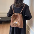 Brauner Wildlederrucksack mit Leopardenmuster und süßer Welpenstickerei für Damen - Rucksack / Braun