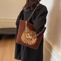 Dunkelbraune Wildleder-Tragetasche mit Leoparden-Katzen-Patch und Schultergurt - Schultertasche Tote / Kaffeebraun