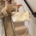 Borsa tote crema minimalista con tracolla regolabile e doppi manici superiori - Bianco