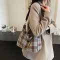 Borsa a tracolla in tessuto a quadri marrone e azzurro con tracolla a catena d'oro - 29*12*23 / Quadri Blu