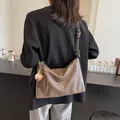 Borsa a secchiello in pelle marrone con tracolla annodata e ciondolo intrecciato - Sabbia