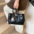 Bolso de mano retro en cuero negro con colgante de béisbol y cierre de giro plateado - Sin colgante / Negro sin Colgante