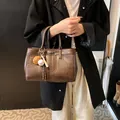 Bolso tote vintage marrón con amuleto de béisbol y cierre de giro metálico - Sin colgante / Café sin Colgante
