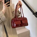 Minimalistische bordeauxrote Lackleder-Schultertasche mit Vordertaschen und Reißverschlüssen - Rot
