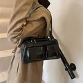 Glänzende schwarze Schultertasche aus Lackleder mit Doppeltaschen und Silberdetails - Schwarz