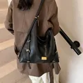 Große schwarze Hobo-Schultertasche für Damen mit goldener Hardware und Kunstleder-Struktur - Schwarz