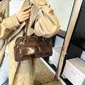 Dunkelbraune Handtasche aus Lackleder mit Vordertaschen und glänzendem Finish - Braun